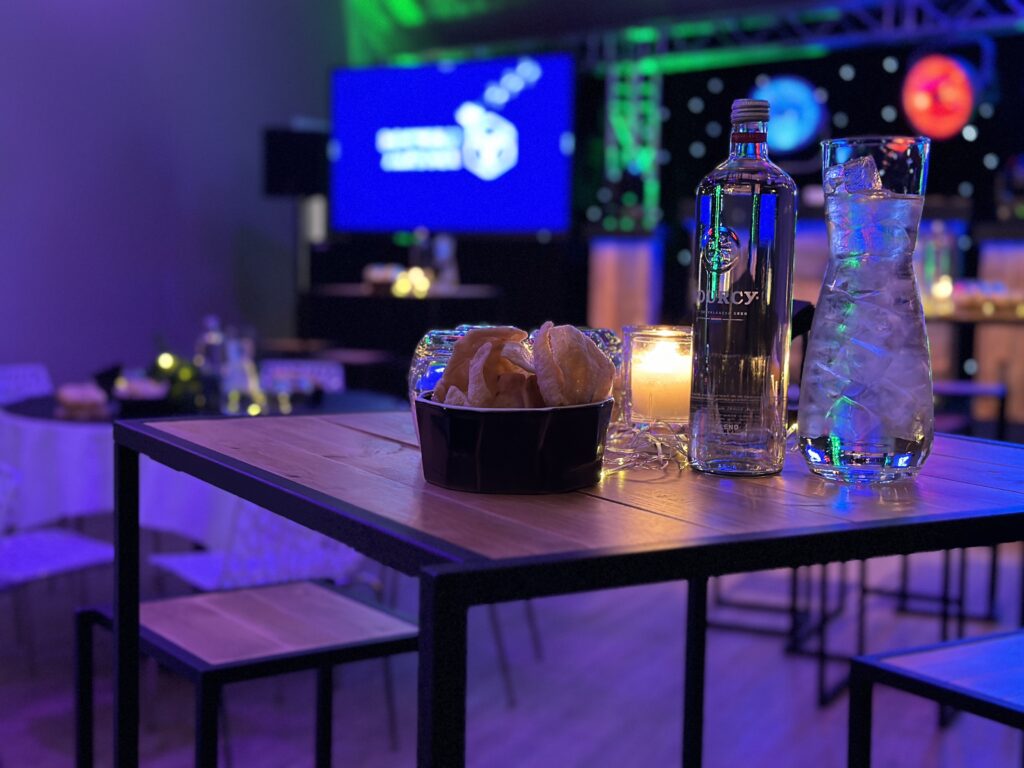 Lichte bedrijfskantine met gedekte tafels en winterse decoratie