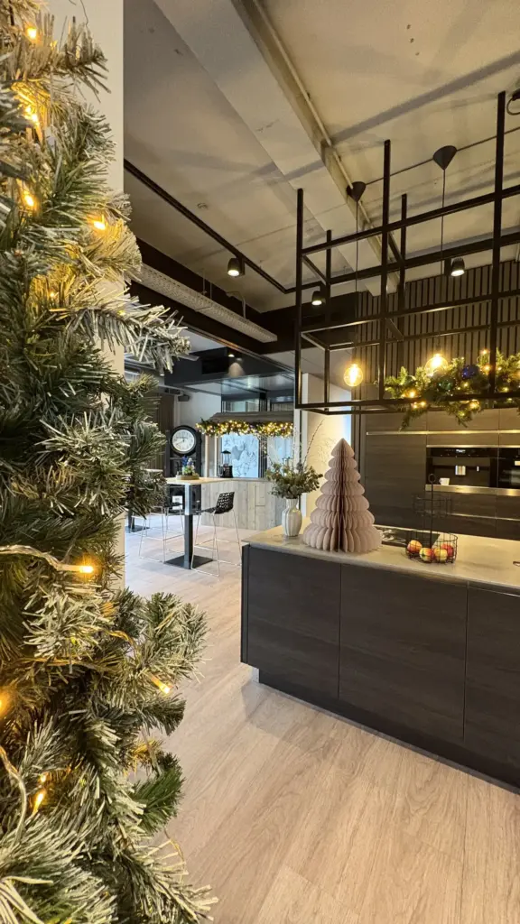 Kantine en keuken in het eigen pand met kerstboom en sfeerverlichting